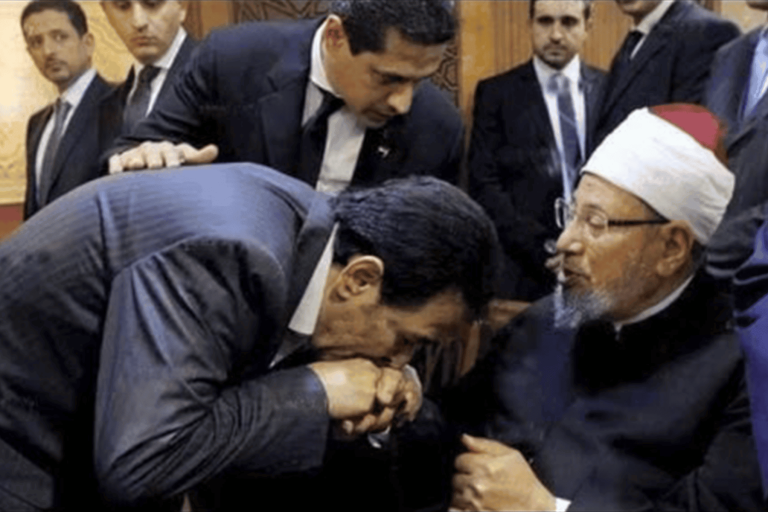 الإعلامي خيري رمضان يكشف سر تقبيله ليد القرضاوي خيري رمضان يقبل يد القرضاوي watanserb.com