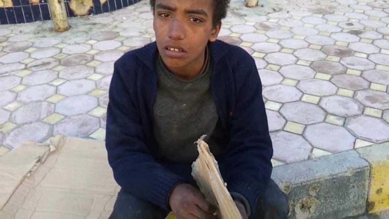 طفل سوري يأكل الكرتون لـ"يقهر" الجوع