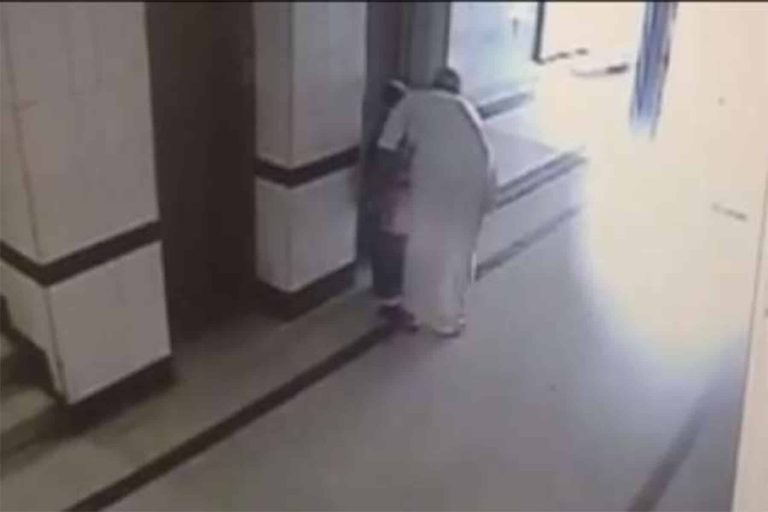 شاب سعودي يتحرش بطفلة watanserb.com