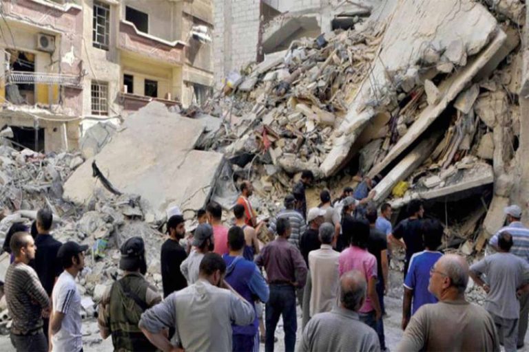 الفلسطينيون في مخيم اليرموك ومشاهد مأسوية الفلسطينيون في مخيم اليرموك watanserb.com