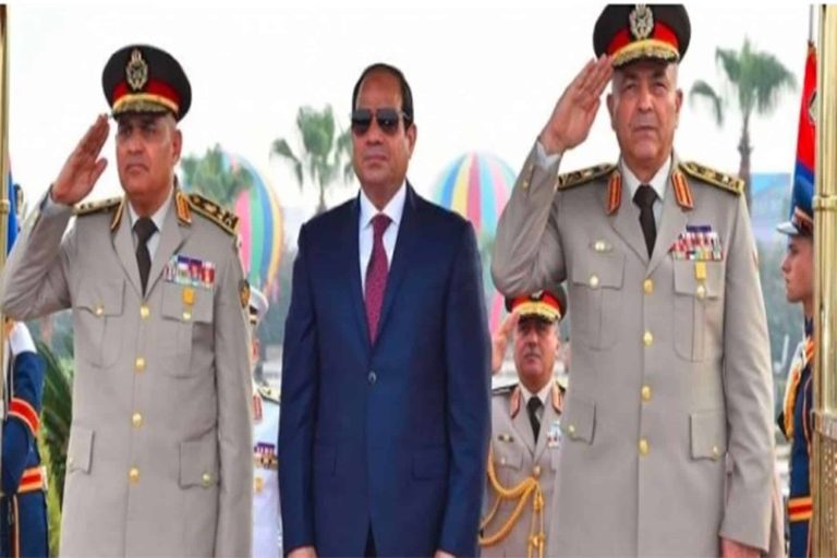 ضباط السيسي اصبحوا يؤدون التحية العسكرية لوزراء الإمارات ضباط السيسي watanserb.com