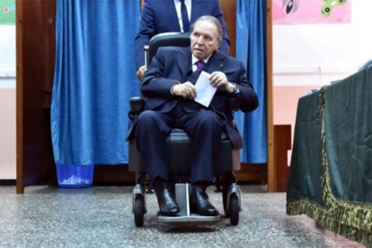 بوتفليقة على كرسي متحرك watanserb.com