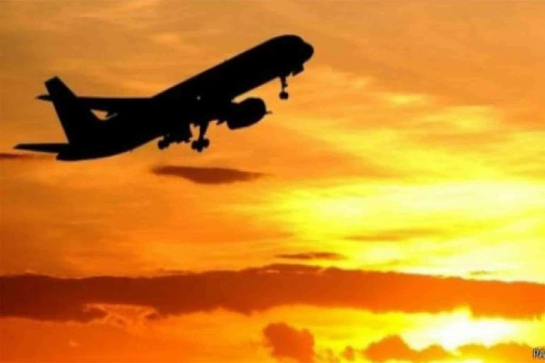نجاة صبي مختبئ خلف عجلات طائرة watanserb.com