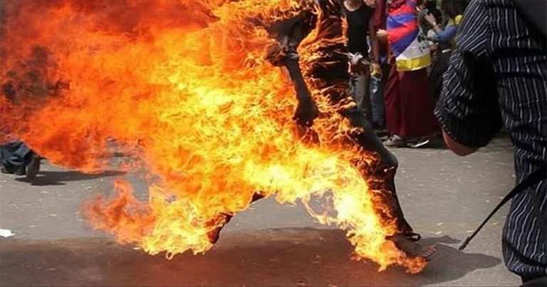 شاب تونسي يضرم النار في جسده على طريقة البوعزيزي شاب تونسي يضرم النار في جسده watanserb.com