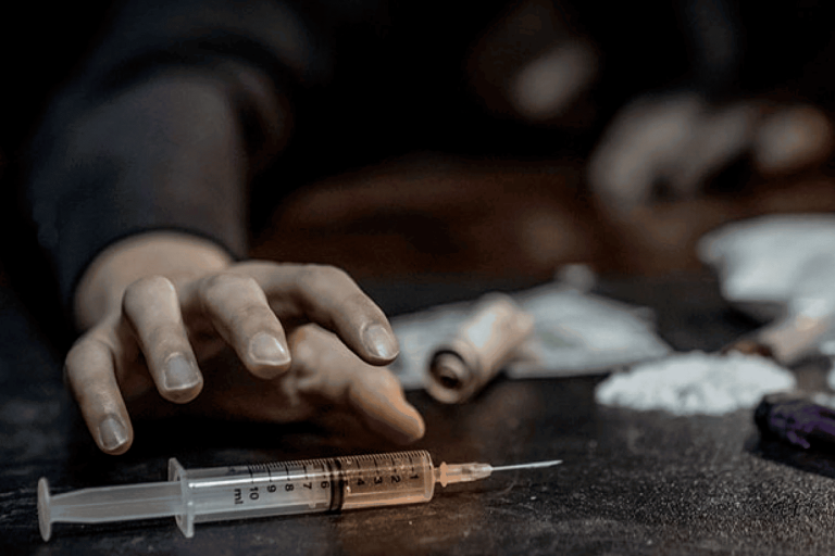 أمريكي يقطع إصبعه والإدمان watanserb.com