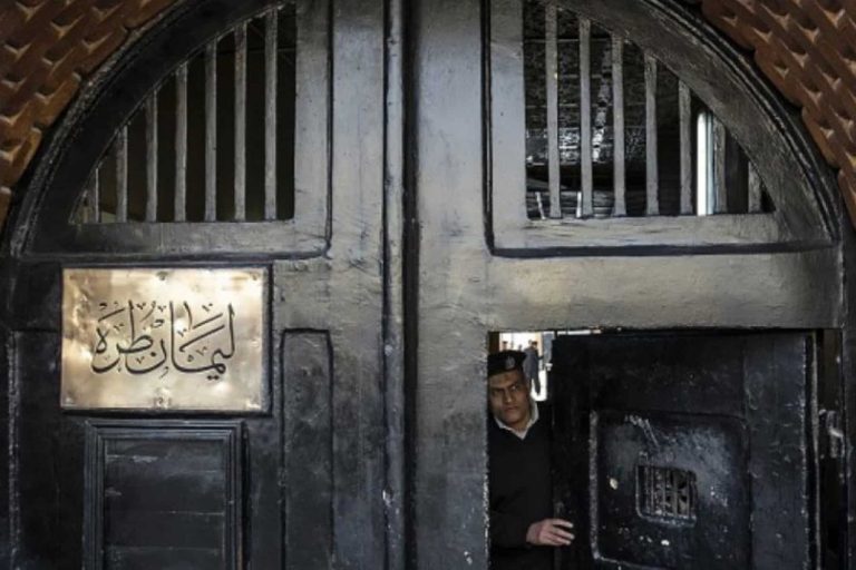 الداخلية المصرية (تتعجب) من التعذيب في سجونها وتقول (غير موجود عندنا) التعذيب في مصر watanserb.com