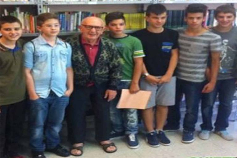 مسن إيطالي حصل على شهادة الإعدادية watanserb.com
