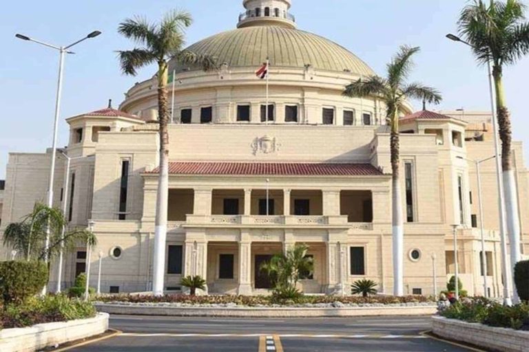 جامعة القاهرة تغلق المصليات watanserb.com