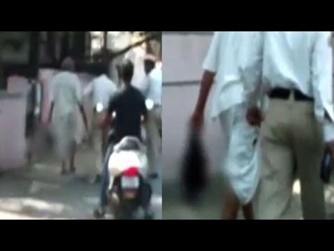 هندي يقطع رأس زوجته ويتجول به في الشارع! هندي يقطع رأس زوجته ويتجول به في الشارع!