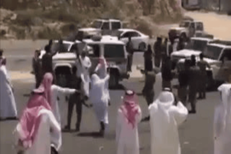 مواجهات بين مواطنين ورجال الأمن في الطائف بسبب إزالة مباني إزالة مباني في الطائف watanserb.com