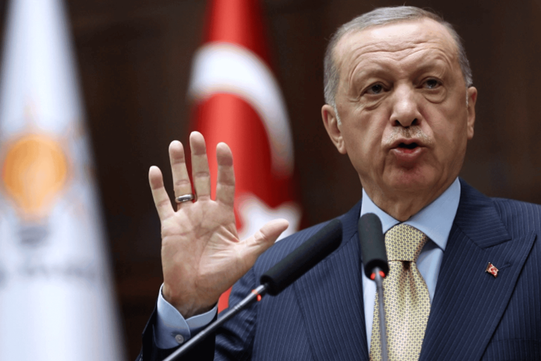 أردوغان يغني مع أطفال معاقين watanserb.com