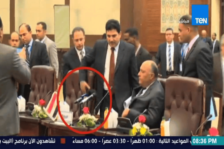 تحطيم مكرفون الجزيرة watanserb.com