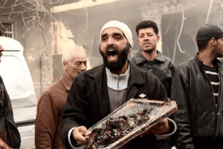 فيديو مؤثر للغاية.. سوري يحمل أشلاء ضحايا القصف الروسي ويصرخ ” لحم سوري للبيع” أشلاء ضحايا القصف الروسي watanserb.com