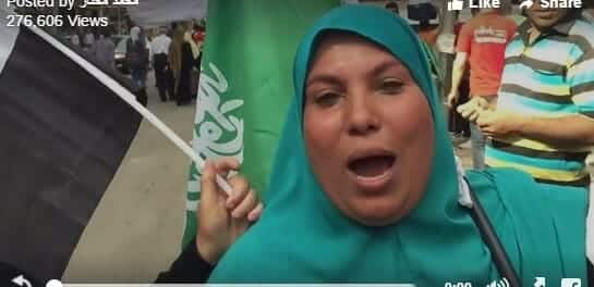 العقيد عمر عفيفي يشنّ هجوما لاذعا على المصريّة الّتي رفعت علم السعوديّة يوم 25 أبريل سيدة مصرية watanserb.com