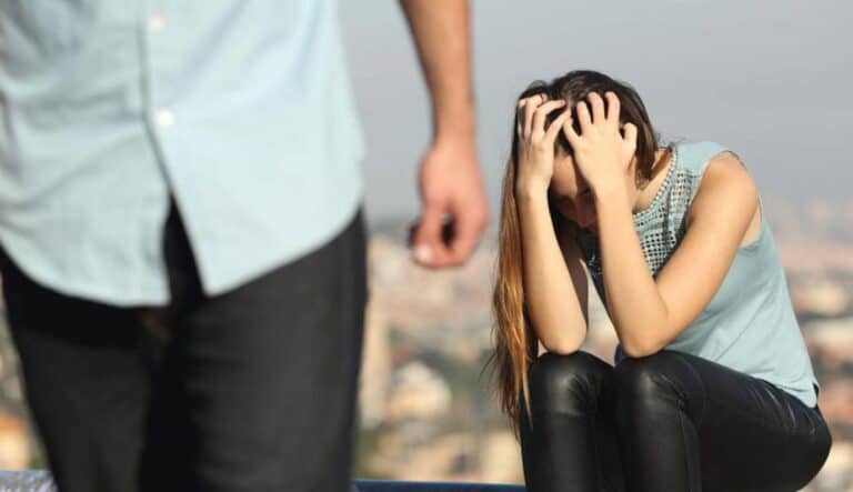 زوج شك في خيانة زوجته.. فرمى كل ملابسها بالشارع الخيانة الزوجية - صورة معبرة watanserb.com
