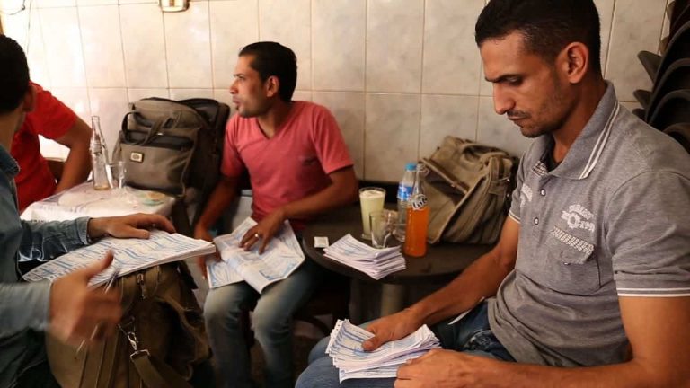 مصريون لمحصل كهرباء بعد غلاء الأسعار