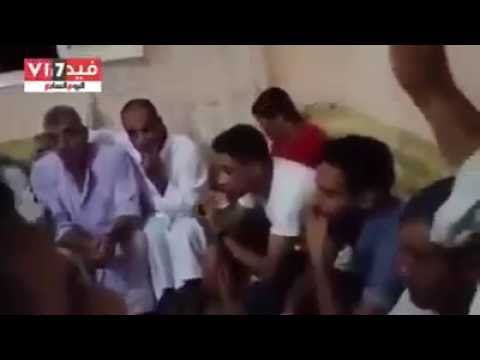 فتاة مصرية تضرب شابا بـ”الشبشب” عقابا على تركيبه صور مخلة لها “فيديو” فتاة مصرية تضرب شابا بـ”الشبشب”