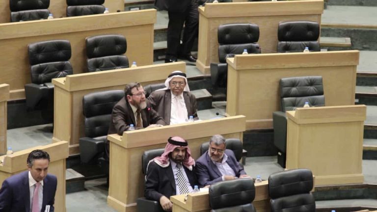 برلماني أردني يصر على رفع الآذان