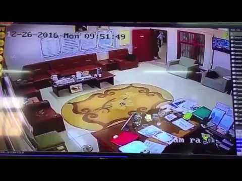 طالب سعودي يدخل مدرسته حاملاً رشاشاً ويهدد به معلمين حاولوا مصادرته طالب سعودي يدخل مدرسته حاملاً رشاشاً