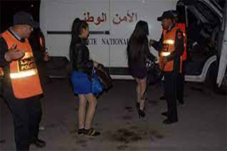 طباخ مصري يبيع زوجته في بيت دعارة watanserb.com