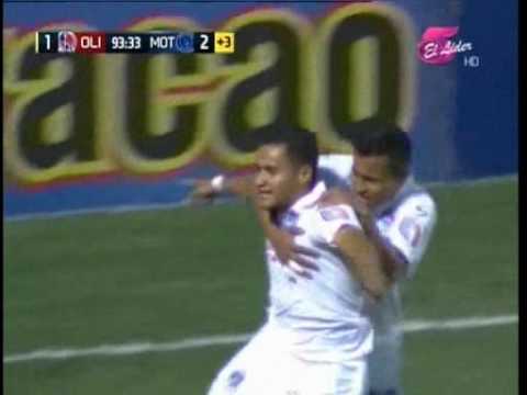 مشجع اقتحم الملعب ليُسجّل هدفاً قاتلاً والحكم احتسبه هدفا صحيحا مشجع اقتحم الملعب ليُسجّل هدفاً