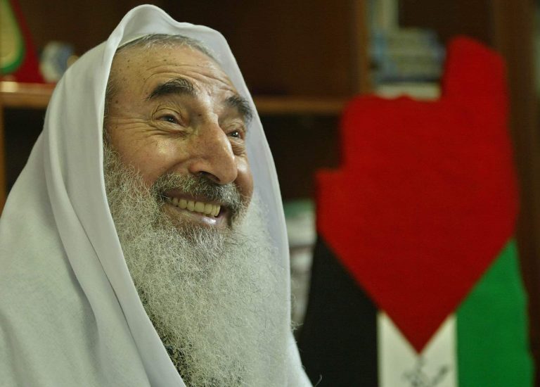في الذكرى 13 لجريمة اغتيال أحمد ياسين ذكرى اغتيال أحمد ياسين watanserb.com