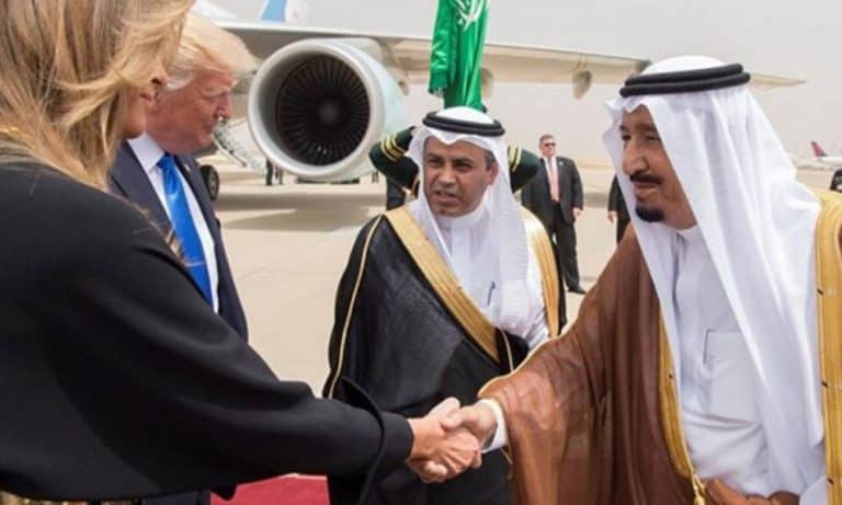 مصافحة الأجنبية “حرام” وفي السعودية “حلال”.. الملك سلمان يثير جدلاً واسعاً في السويد بعد مصافحته ميلانيا الملك سلمان وميلانيا watanserb.com