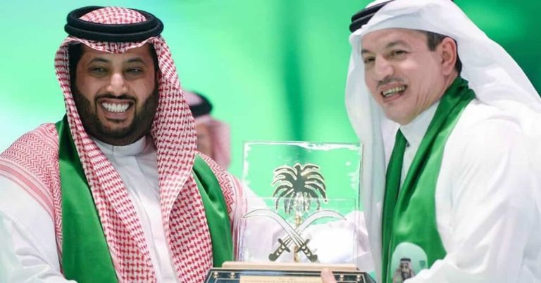 الفنان طلال سلامة يُغني بعض آيات القرآن الكريم خلال احتفالات العيد الوطني الفنان طلال سلامة watanserb.com