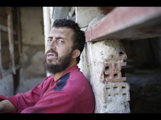 مشرّد جزائري غاضب يشعل مواقع التواصل watanserb.com