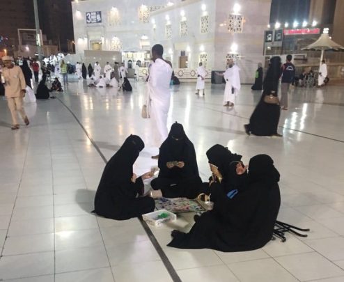 سعودية “ابن سلمان”.. سعوديات يفترشن ساحة الحرم المكي ويلعبن “البلوت”!! سعوديات watanserb.com