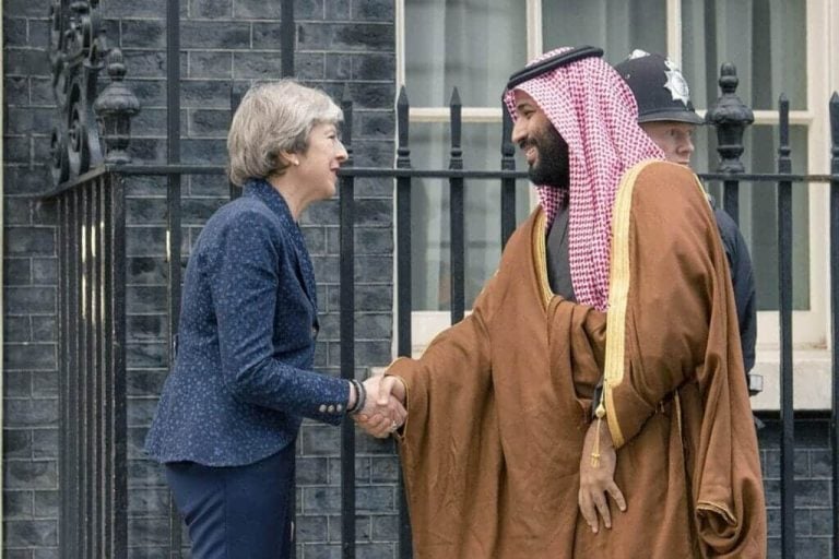 لم ينفعه “ذبابه ومطبلوه” ولا حتى ملياراته.. بريطانيا توجه صفعة لـ”ابن سلمان” وتصدمه بهذا القرار! محمد بن سلمان وتيريزا ماي watanserb.com
