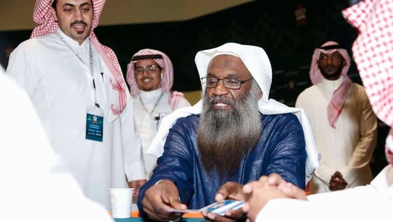 بعد أن كان فاتحا لدور القرآن أصبح فاتحا لبطولات “البلوت”.. إمام الحرم السابق عادل الكلباني يثير جدلاً واسعاً! عادل الكلباني يلعب البلوت watanserb.com