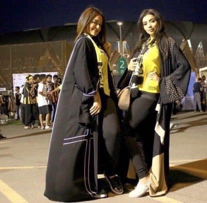 بـ”فيزون” وعباءة مفتوحة وبلا غطاء رأس.. سعوديتان تحتفلان بفوز اتحاد جدة بالكأس! سعوديات watanserb.com