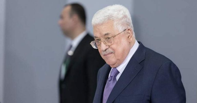 “لا يقوى على السير”.. الرئيس الفلسطيني في حالة يرثى لها خلال استقباله أحد الضيوف محمود عباس watanserb.com