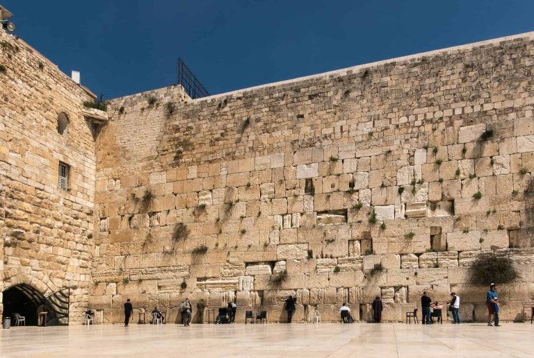 استفزازاً لمشاعر المسلمين .. عارضة بلجيكية تتعرّى أمام حائط البراق بالقدس المحتلة! حائط البراق watanserb.com