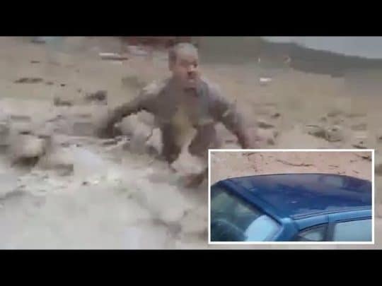هذا ما فعلته السيول في مواطن جزائري حاول انقاذ سيارته مواطن جزائري حاول انقاذ سيارته watanserb.com