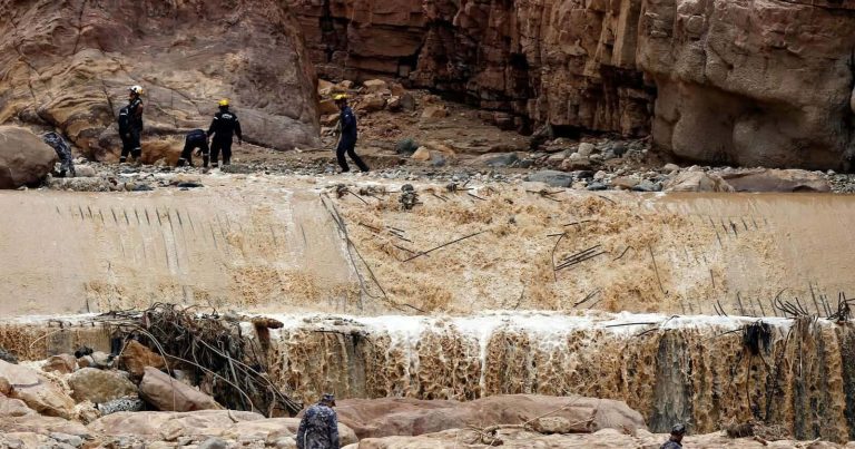 خلال تفقّده السيول العارمة التي ضربت منطقة البحر الميت .. عقيد بالشرطة الأردنية يسقط متوفياً سيول البحر الميت في الأردن watanserb.com