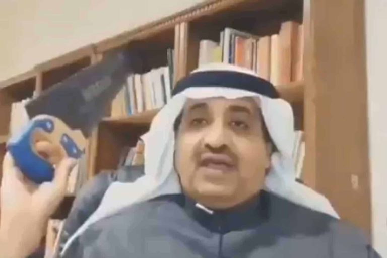 إعلامي سعودي يهدد كل من يخالف ابن سلمان بـ”المنشار” ويثير جدلا واسعا: إما معنا أو علينا إعلامي سعودي والمنشار watanserb.com
