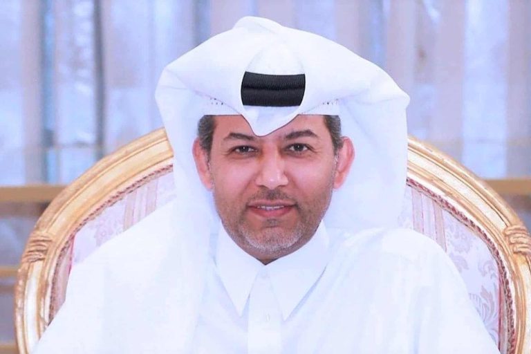 صورة لأمير قطر الوالد رفقة حمد بن جاسم تثير جنون الذباب الإلكتروني.. نشرها هذا المسؤول القطري الرميحي والذباب watanserb.com