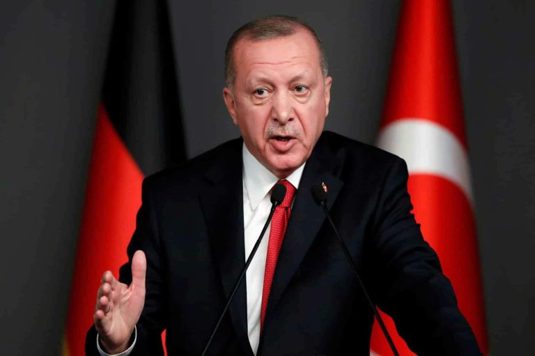 وقعوا في الحفرة التي حفروها.. أردوغان عن احتجاجات فرنسا: كانوا يهزأون بشرطتنا ويتهمونها بالقمع أردوغان وأوسكودار watanserb.com