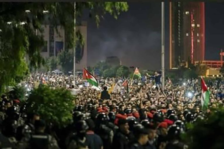 مواطن أردني يصرخ: لا أقبل أن أتحول لـ”خروف” يتحكم بقراري السياسي ابن سلمان وابن زايد الاردن وبن سلمان watanserb.com