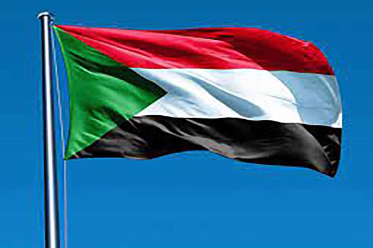 السودان.. تظاهرات غاضبة وتعطيلٌ للمدارس وحجبٌ لمواقع التواصل والحكومة تلوّح بالقوّة علم السودان watanserb.com