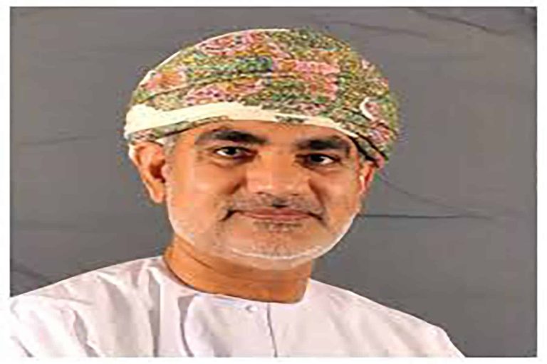 أكاديمي عُماني يثير جدلاً واسعاً ويدعو للإبلاغ عن حملة الشهادات المزورة بالسلطنة: إساءة كبيرة للوطن وأبنائه سلطنة عمان وحملة الشهادات watanserb.com