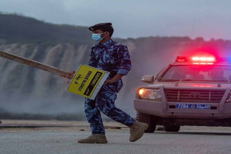 بعد أن بثت الرعب في صفوف النساء.. شرطة عُمان تضبط مركبة خليجية كانت تقوم بهذا الأمر! مركبة خليجية وعمان watanserb.com