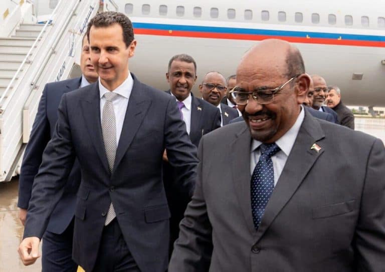كل شيء كان مخططا له بدءً من زيارة البشير.. الأسد باقٍ والسعودية ستلحق بعيال زايد و”جزيرة الرتويت” البشير وبشار الاسد watanserb.com