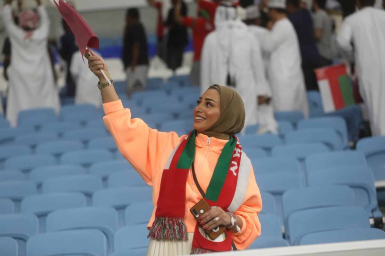 المذيعة العُمانية ومنخب قطر watanserb.com