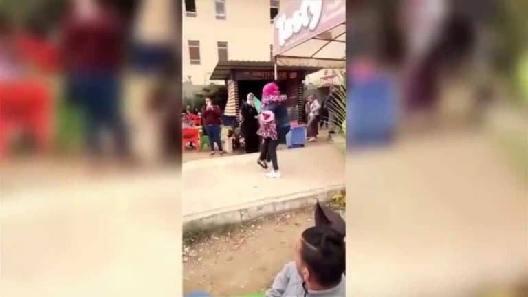 أمام الطلبة بجامعة المنصورة وبلا حياء .. طالب مصري يحتضن زميلته!! طالب مصري يحضن زميلته watanserb.com