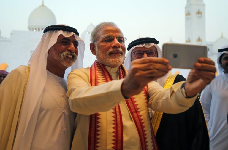 بعد ضجة أثارها الفيديو.. هذا مصير الإماراتي الذي أهان هنودا وحبسهم كالعبيد بقفص لإشباع تفاهته هنود في الامارات watanserb.com