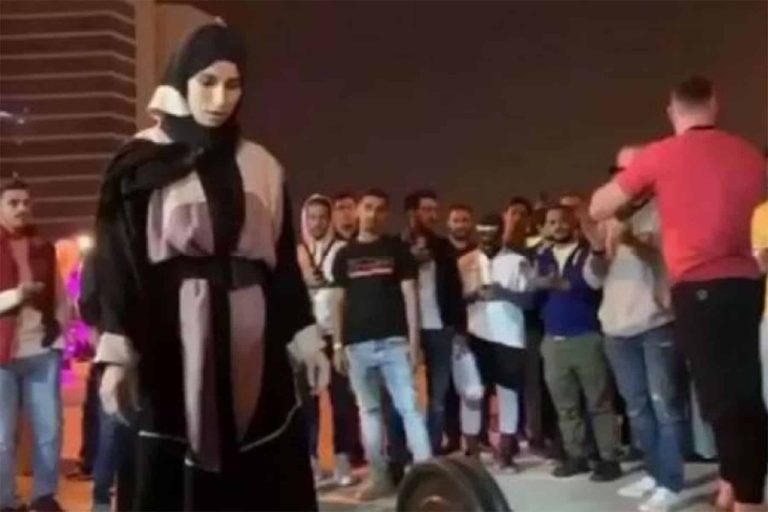 سعودية ترفع الأثقال في الشارع وسط المارة وما حدث صادم! سعودية ترفع الأثقال watanserb.com