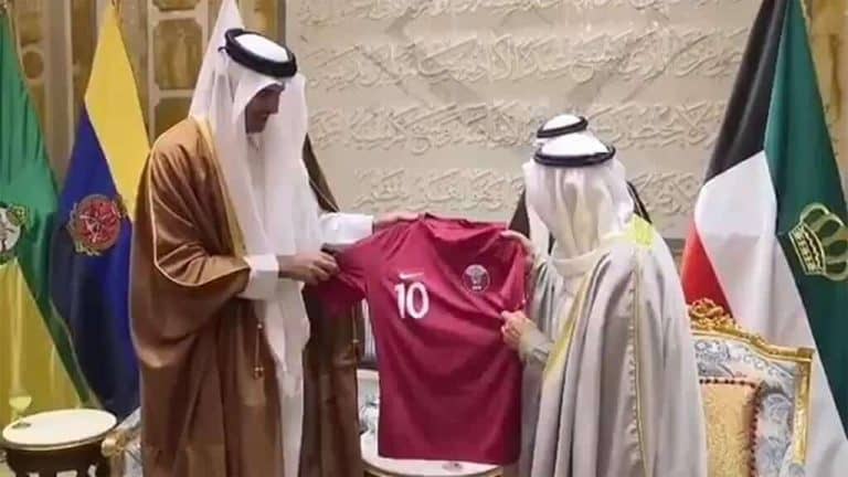 ماذا أهدى أميرُ قطر أميرَ الكويت بمناسبة فوز “العنابي” بكأس آسيا .. وكيف ردّ الشيخ “الصباح”؟ الامير تميم وصباح الاحمد watanserb.com
